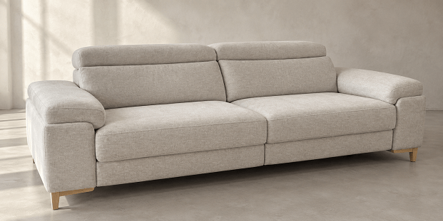 Sofá beige minimalista en interior luminoso