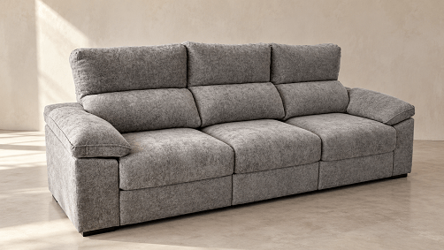 Sofá gris moderno en interior minimalista