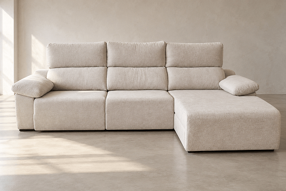 Sofá modular beige bajo luz natural (1)