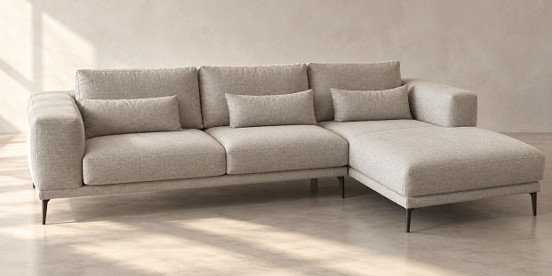 Sofá modular beige en interior luminoso